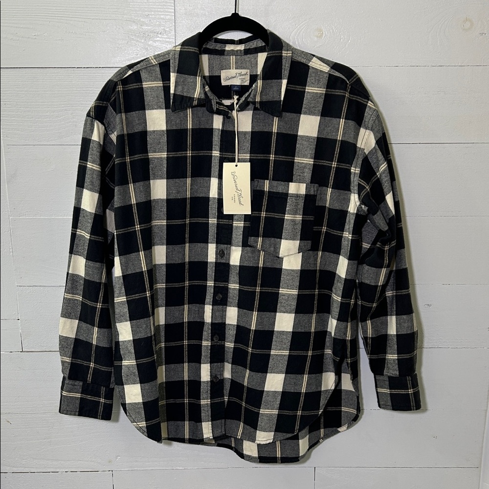 Universal Threads Women’s Oversized Classic Flannel Black& Cream Button-Up Shirt